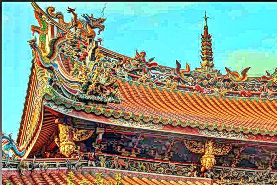 2012-02-29.160  -   The Lungshan Temple. The extensively decorated roof of the main hall, - dragons and peacocks  -   (Photo- and copyright:   Karsten Petersen)