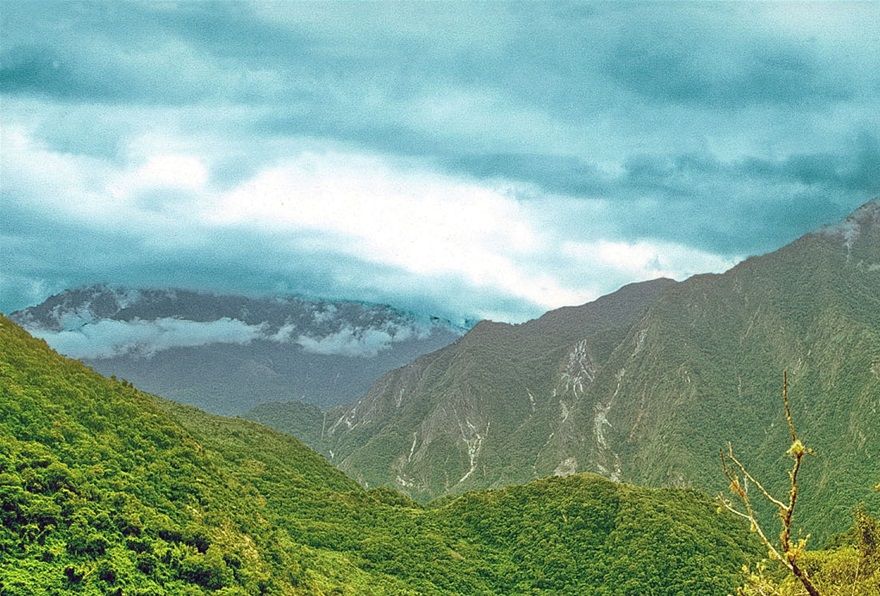 1973-13-033  -  Leaving the Taroko Gortge - and up on the central mountain rnge of Taiwan - -