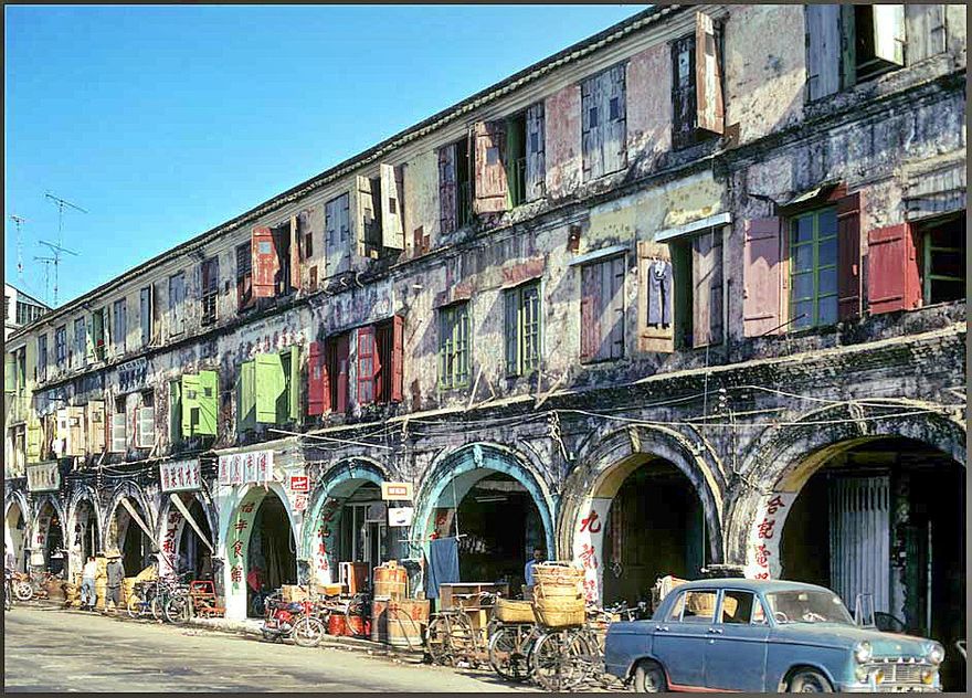 1973-17-031 One of the extremely colourful old buildings near Porto Interior. Guess that they once were used as harbour store houses for the early China traders. (Photography © Karsten Petersen)