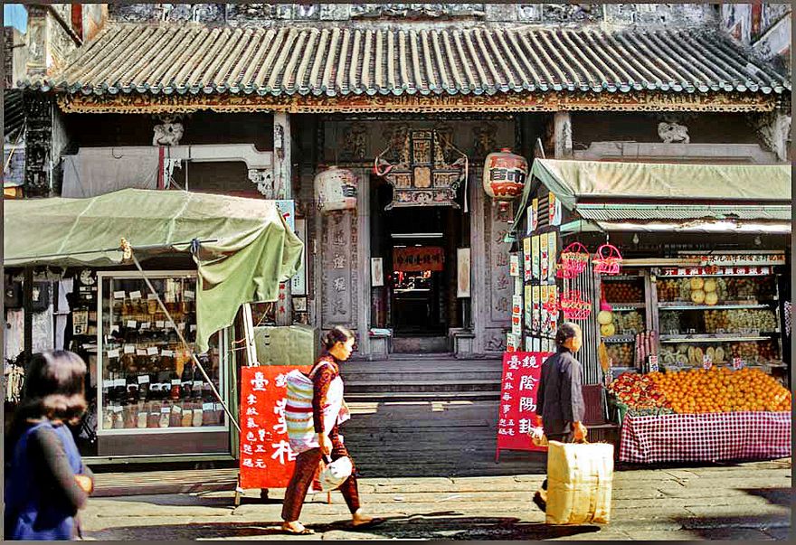 1973-18-005 Old Macau temple Forgot which one, - most likely at - or near Rua de Sao Paulo (Photography © Karsten Petersen)