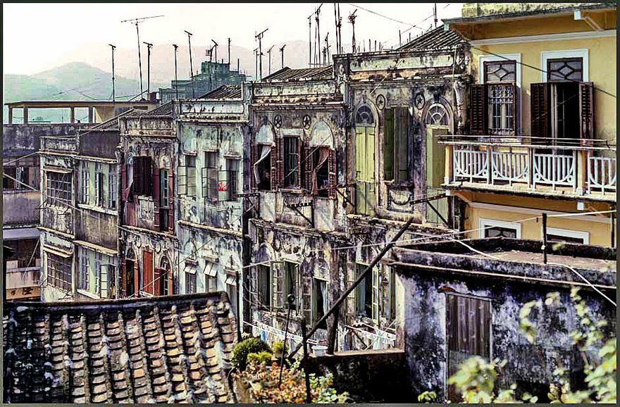 1973-18-015 The old houses at Rua de Sao Paulo (Photography © Karsten Petersen)
