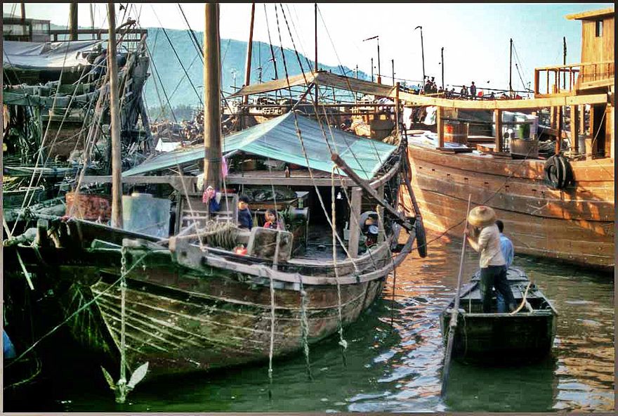 1973-18-037 Sampan and junks in Macau's Porto Interior, - the old inner harbour. (Photography © Karsten Petersen)