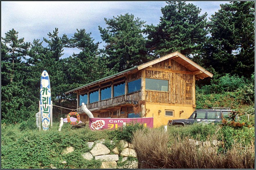2000-16-007 - Here a view of Mr. Yo's dive center at the end of the bay (Photography by Karsten Petersen ©)