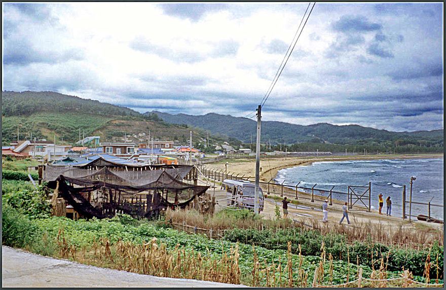 2000-16-017 - The bay, - and dive center in front- , at village Yang-Yang-Dong San Hang on the Korean east coast (Photography by Karsten Petersen ©)