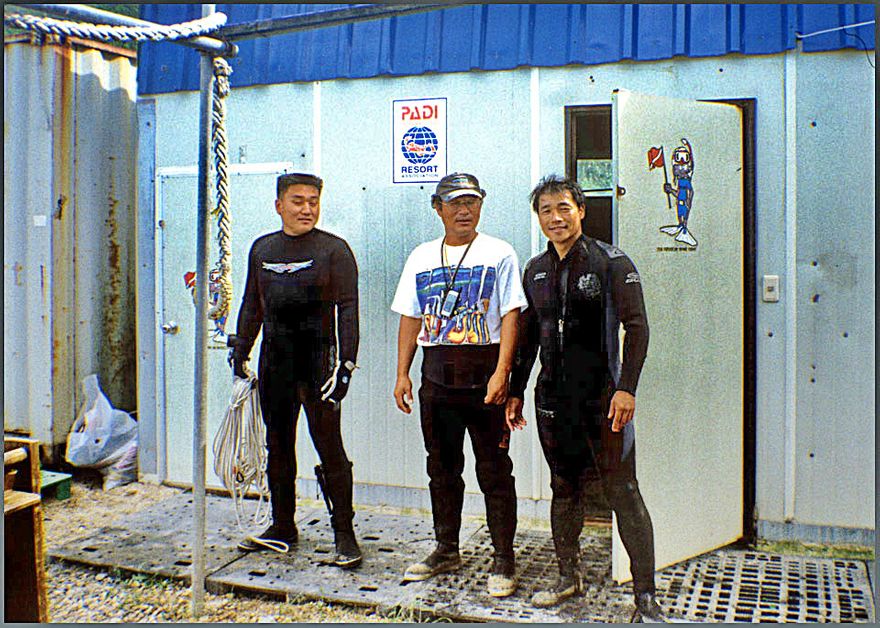 2000-16-020 - My Korean dive buddies. Mr. Yo in the center, with a diver to the left, - and to the right, - my Dive Master, Mr. Han from Seoul (Photography by Karsten Petersen ©)