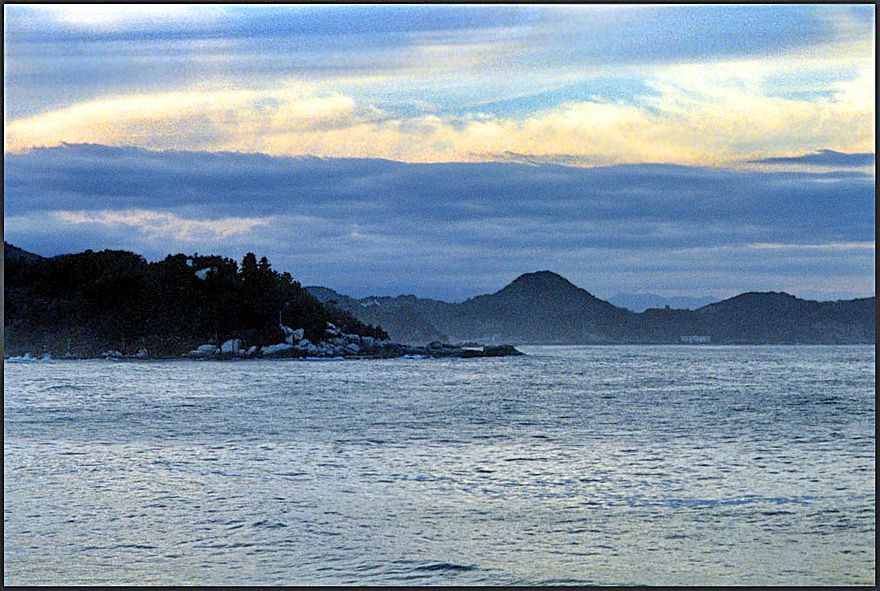 2000-16-091 - After the last dive, - dusk is creeping in over the bay of Yang-Yang Dong San Hang.   Amazing that just outside from where I took this photo,  there is a Korean 