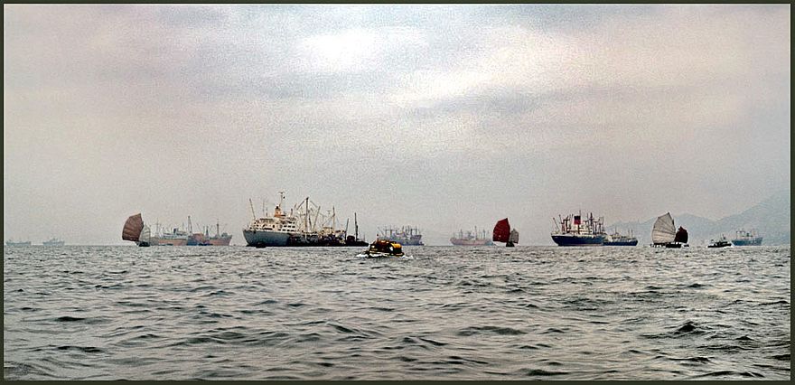 1972-02-082 - Hong Kong's magnificent harbou, - with modern cargo ships and ancient Chinese junks - (Photography by Karsten Petersen ©)