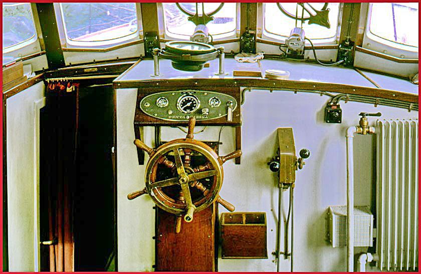 And here the wheel house of SKA 4 - the entrance to the main cabin is seen to the left - (Photography by Karsten Petersen ©)