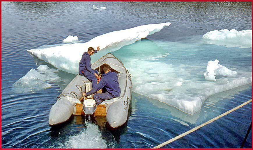 But the anchor place was not really safe at all! Here Jan Walseth and Thorkild push ice away from the SKA fleet -  (Photography by karsten Petersen ©)