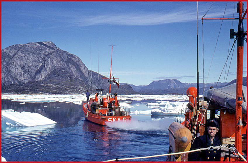 Here the towing line from SKA 6 is clearly seen - - the crippled boat was in fact also tied up SKA 4 aft, so that it was easier to guide her through the ice - (Photography by Karsten Petersen ©)