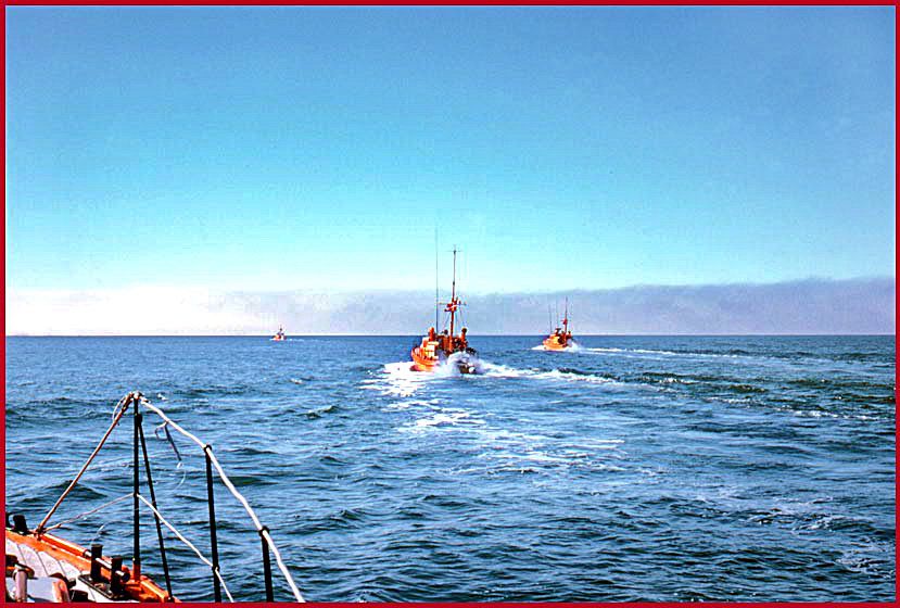 The four SKA boats at sea again - - towards the survey area - take note of the fog in the horizon - (Photography by Karsten Petersen ©)