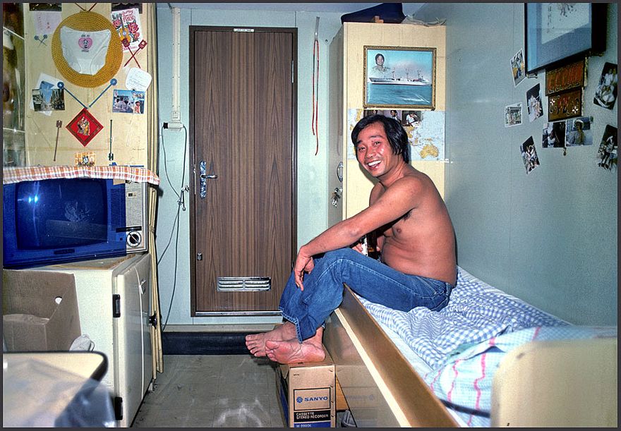 1977-05-047  - See!  TV , refrigerator, - EVERYTHING! Chan Lap Chung on his faithful bunk.  - (Photography by Karsten Petersen ©)