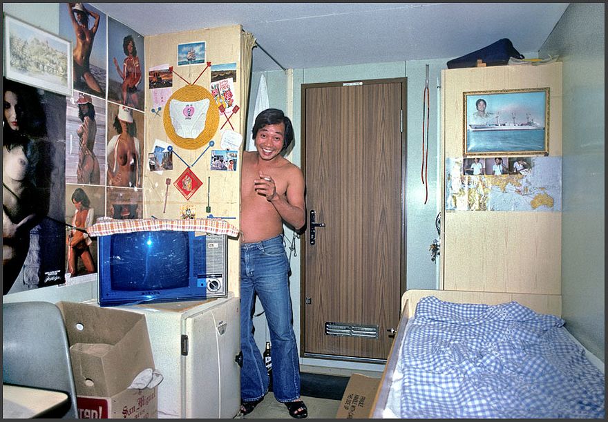 1977-05-042 -  Chan Lap Chung showing his display of memories and souvenirs -  (Photography by Karsten Petersen ©)