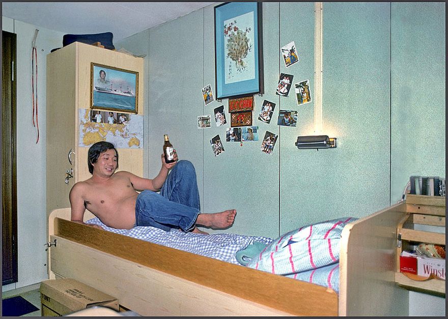 1977-05-045 -  Chan Lap Chung enjoying his bunk, - and cold bier. -  (Photography by Karsten Petersen ©)
