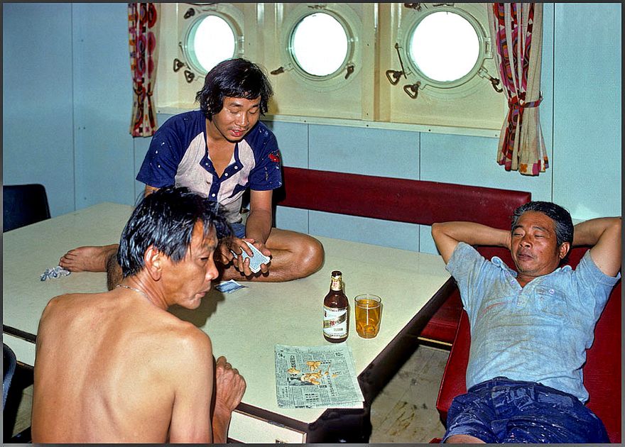 1977-03-100 -  Here something different, - gambling in the crew's mess. Chan Lap Chung in the process of 