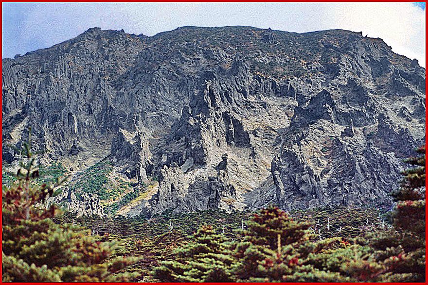 1991-09-093  -  Hallasan -  A closer view of the crater wall - - - (Photography by Karsten Petersen)