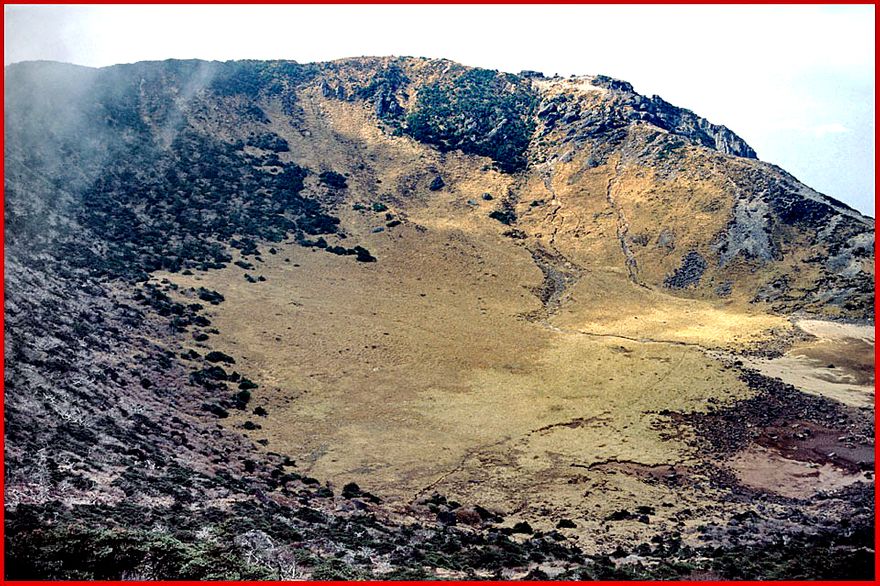 1091-10-006 - Hallasan -  Finally there, - a look into the crater - - (Photography by Karsten Petersen)