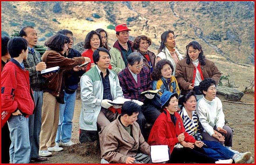 1991-10-016  - Hallasan - a song for mount Halla - , Koreans celebrating this wonder of Mother Nature - (Photography by Karsten Petersen)