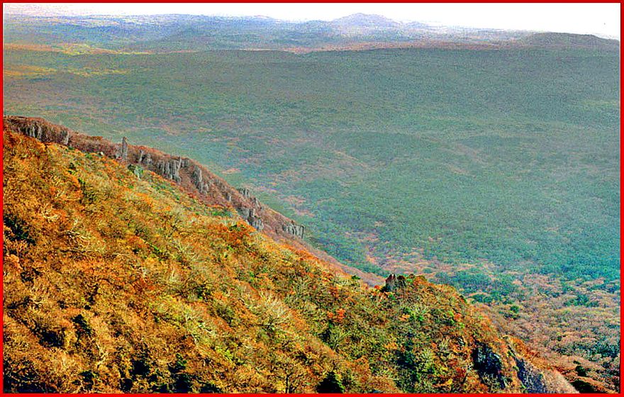 1991-10-042 - Hallasan - a view to the other side -