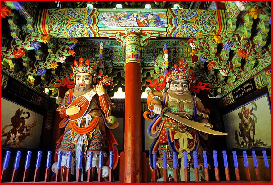 2000-34-056 - Kyryongsa - and here a close up of two of the four guardians. (Photography by Karsten Petersen)