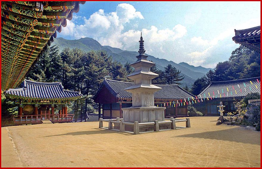 2000-34-061 - Kyryongsa -  the courtyard with pagoda - (Photography by Karsten Petersen)