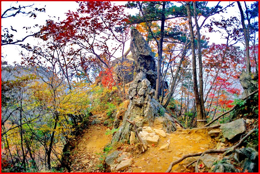 2000-35-017 -  Chiaksan - on the trail down - (Photography by Karsten Petersen)