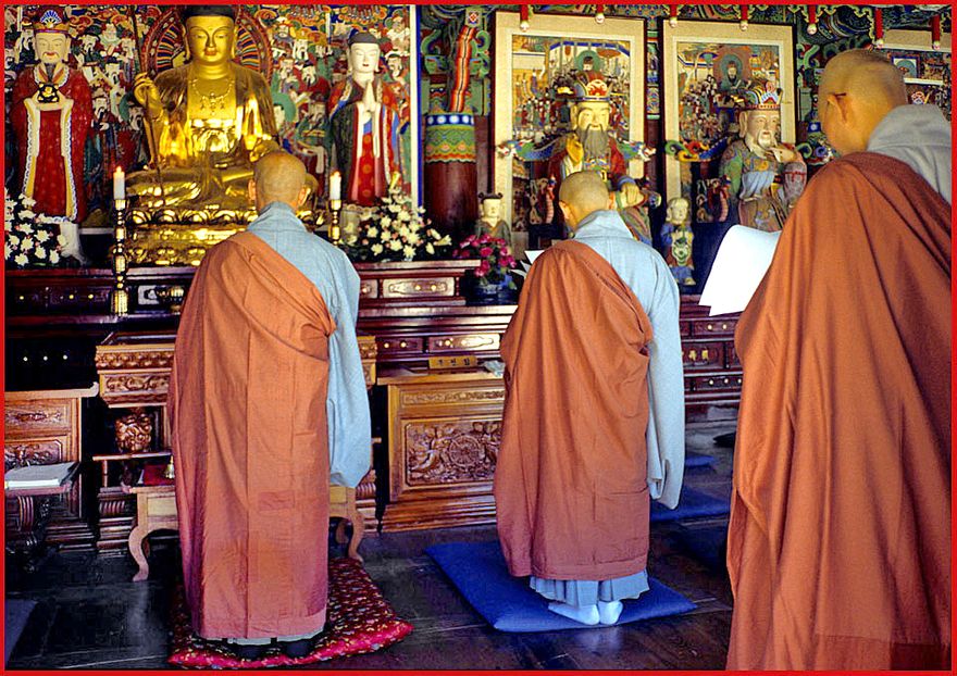 1997-21-006 - Songgwangsa -  Chanting monks -  (Photography by Karsten Petersen)