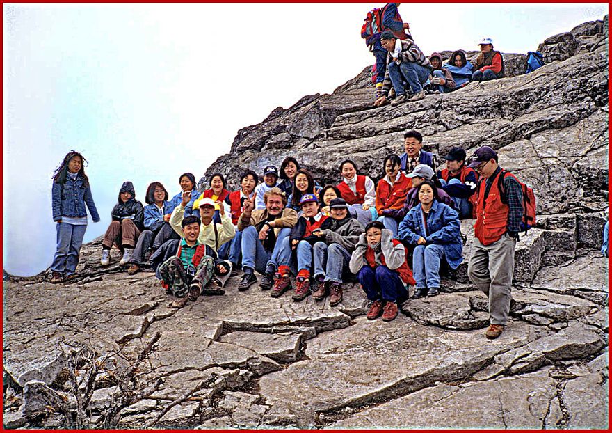 1996-19-087 - Kayasan - on the top of Kayasan -  1430 m. - happy but freezing local climbers, - and ME -, freezing even more - (Photography by unknown Korean hiker on top of Kayasan)