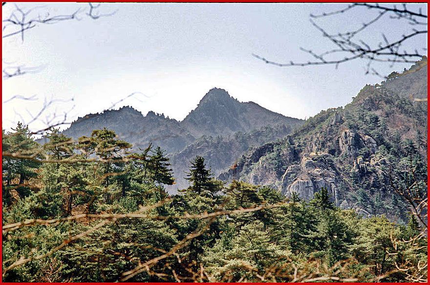 1996-21-082 - Kayasan - view to the Jeilbong as seen from the Hongnyu-dong valley - (Photography by Karsten Petersen)