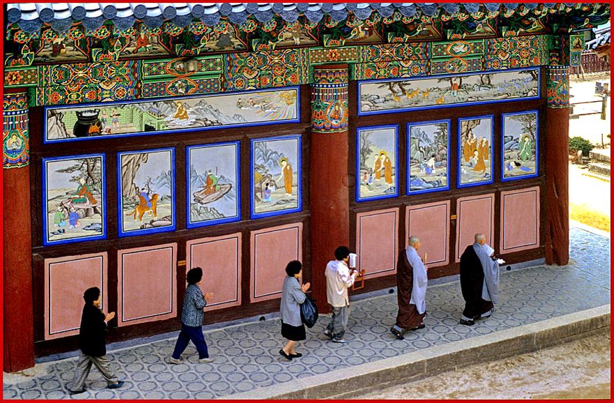 1996-20-092 - Haeinsa - procession with monks, - and a wall decorated with Buddhist paintings - (Photography by Karsten Petersen)