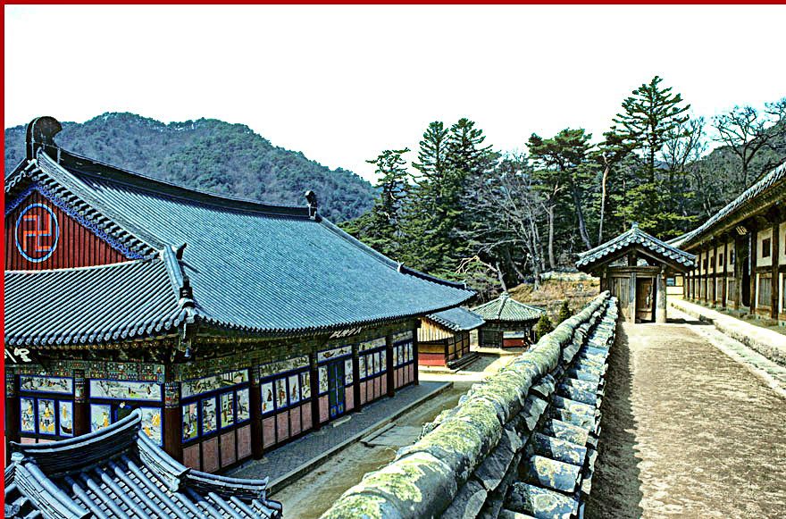 1996-21-009 - Haeinsa - this wall divides the temple compound to the left with the library to the right - (Photography by Karsten Petersen)
