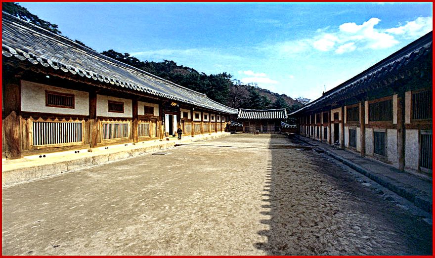 1996-21-ø018 - Haeinsa - the courtyard between the library storage buildings - (Photography by Karsten Petersen)