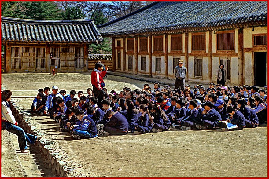 1996-21-019 - Haeinsa - school children are getting a lecture about this great historical- and cultural treasure - (Photography by Karsten Petersen)