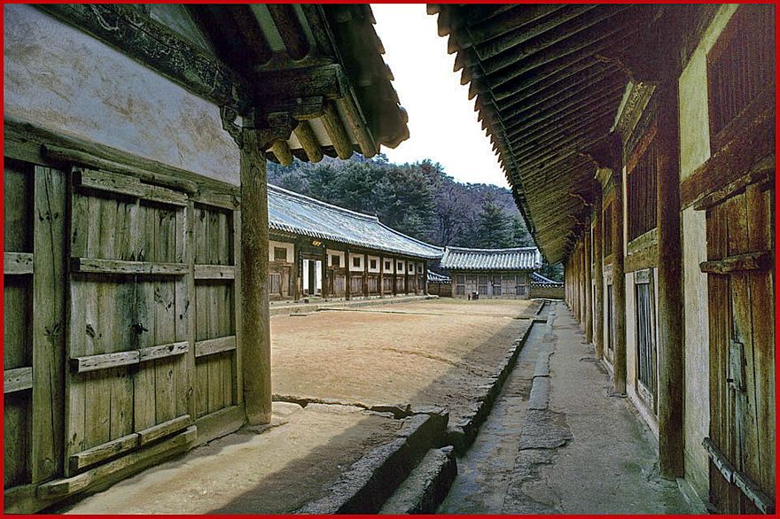 1996-21-020 - Haeinsa - a view into the courtyard surrounded by the four old library storage buildings - (Photography by Karsten Petersen)