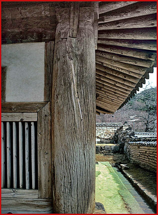 1996-21-037 - Haeinsa - outside again - - one of the old and massive massive corner support pillars of the Library - (Photography by Karsten Petersen)