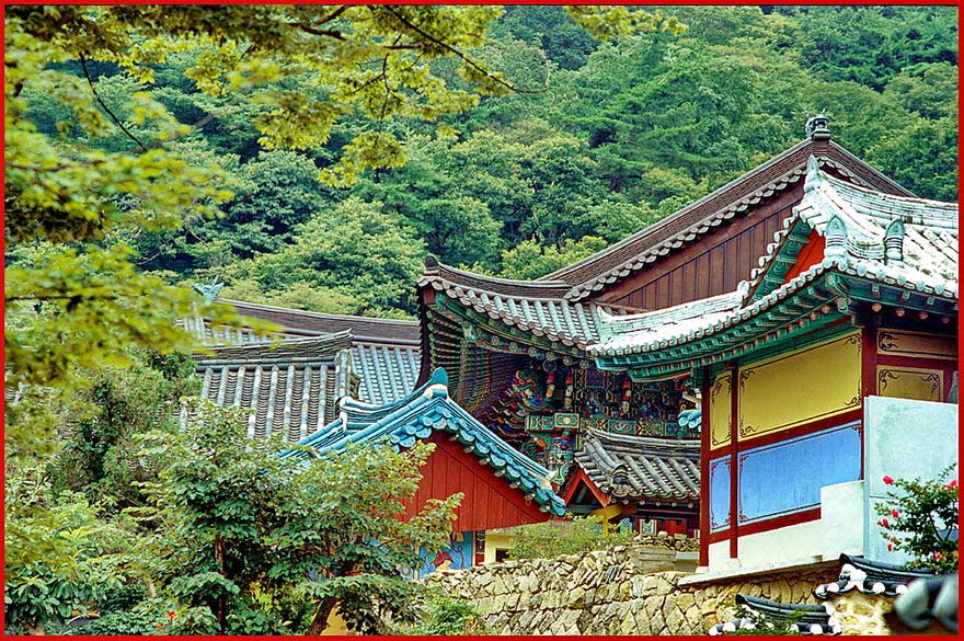 1997-18-060 - Kyeryongsan - the Mita-am temple complex,- on the trail up the Tonghaksa Valley - (Photography by Karsten Petersen)