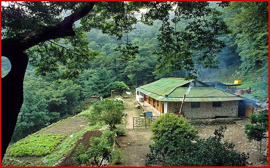 1997-18-001 - Kyeryongsan - here the hermitage Cheongryang-am - - looks more like a farm house, - but it is actually a Buddhist hermitage -