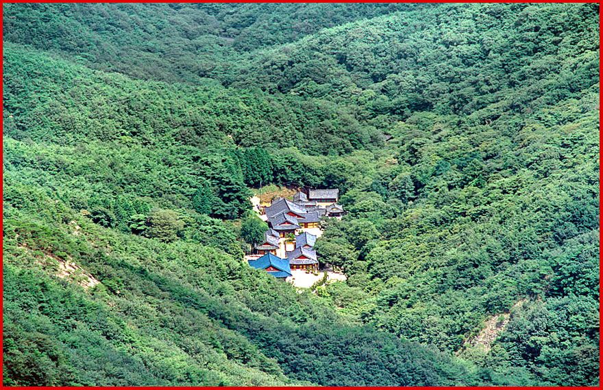 1997-19-015 - Kyeryongsan - a view of the Tonghaksa temple deep down in the valley below - (Photography by Karsten Petersen)