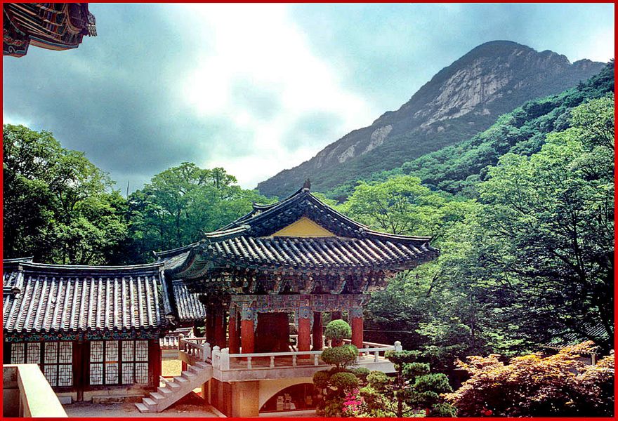 1997-18-076 - Kyeryongsan - the bell tower of the Tonghaksa temple - (Photography by Karsten Petersen)