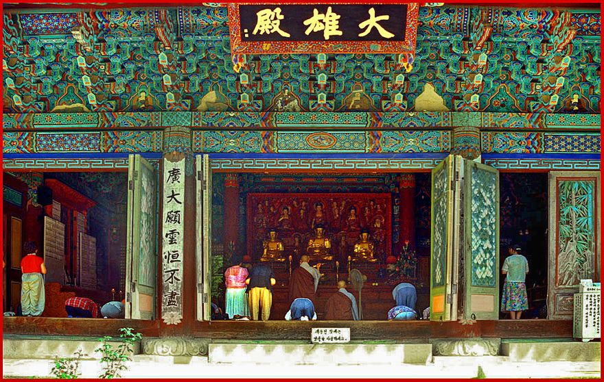 1997-18-075 - Kyeryongsan -  the great hall of the Tonghaksa Temple - (Photography by Karsten Petersen)