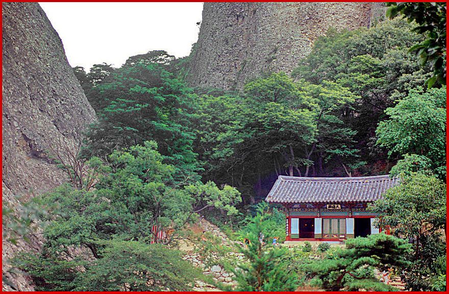 1997-20-017 - Maisan - right between the two peaks -, you find the small Unsusa temple - (Photography by Karsten Petersen)