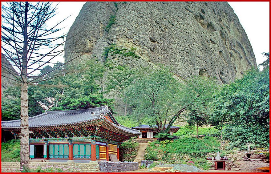 1997-20-014 - Maisan - another picture of the Unsusa temple complex in a stunning natural setting - (Photography by Karsten Petersen)