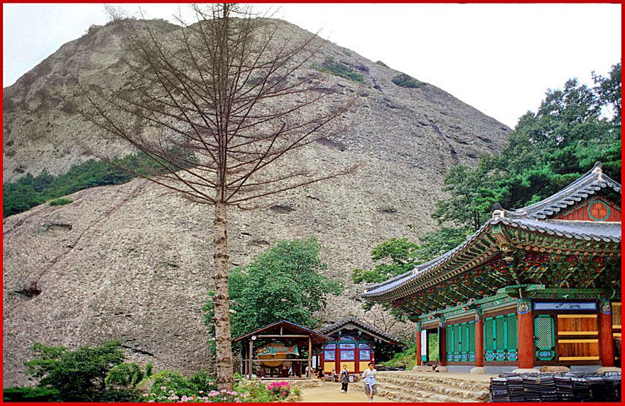 1997-20-012 - Maisan - the Unsusa temple complex under the twin peaks - (Photography by Karsten Petersen)