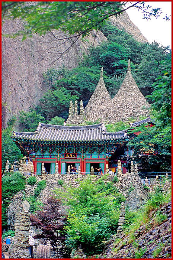 1997-20-025 - Maisan - view to the Tapsa temple with it's two famous stone pagodas behind - (Photography by Karsten Petersen)
