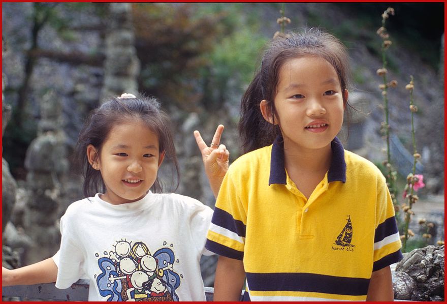 1997-20-046 - Maisan - local tourists - Very cute - and VERY polite - ( Photography by Karsten Petersen)-