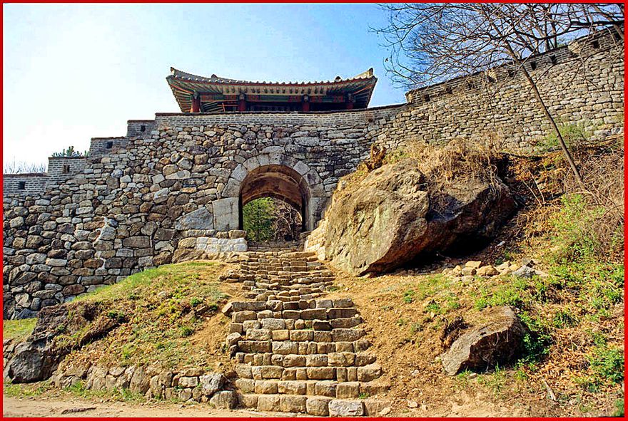 1996-35-005 - Namhansansong - one of the fortress gates, - Tong Mun -, the East Gate - (Photography by Karsten Petersen)