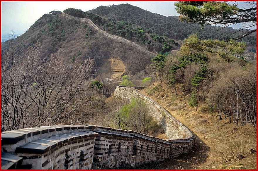 1996-35-020 - Namhansansong - the wall, - as it twists and turns its way over the mountains - (Photography by Karsten Petersen)