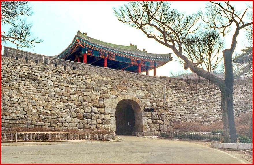 1996-18-015 - Namhansansong  - Nam Mun, - the South Gate -, from road level - (Photography by Karsten Petersen)