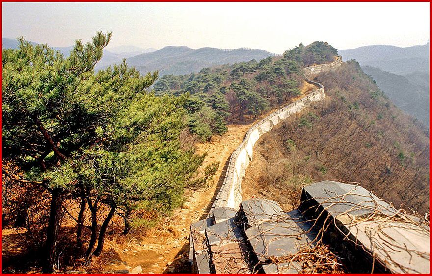 1996-18-040 - Namhansansong - the wall, - like a giant snake - (Photography by Karsten Petersen)