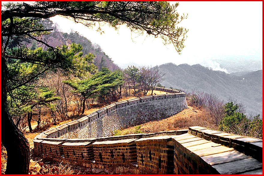 1996-18-046 - Namhansansong - the wall, - beautifully restored to its former glory - (Photography by Karsten Petersen)
